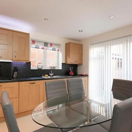 Dbs Serviced Apartments - The Townhouse Castle Donington Exterior photo