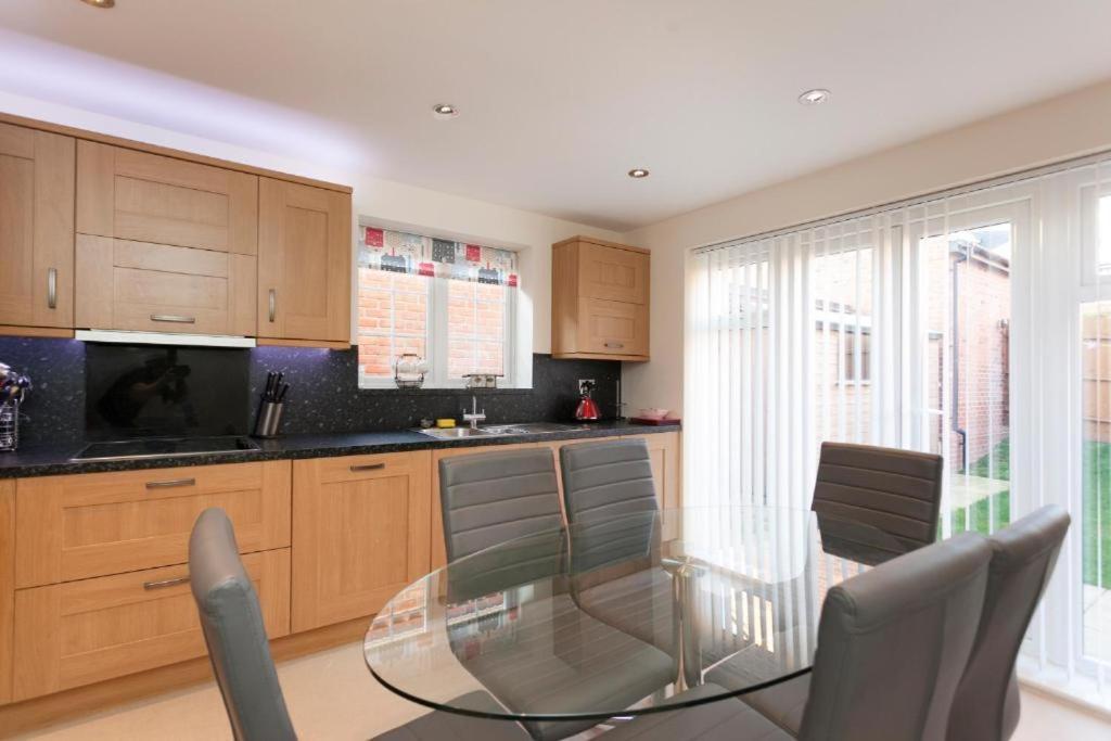 Dbs Serviced - The Townhouse Apartment